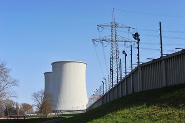 Fototapeta na wymiar Kühltürme und Überwachungsanlage eines Kernkraftwerks