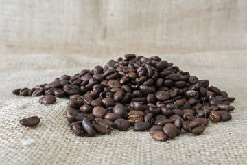 Fototapeta na wymiar Unschärfe mit Kaffeebohnen auf braunem Kaffeesack 