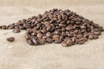 Kaffeebohnen mit Unschärfe 