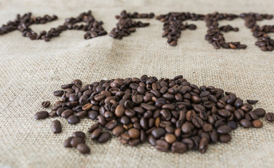 Kaffeebohnen mit Unschärfe 