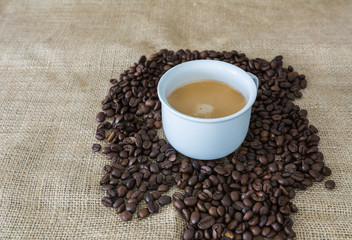 Kaffeebohnen mit Unschärfe 