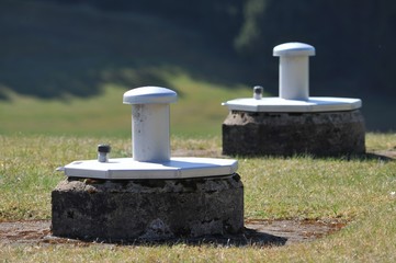 Quellfassung aus Edelstahl auf einer Wiese im Schwarzwald für die lokale Wasserversorgung in ländlicher Umgebung