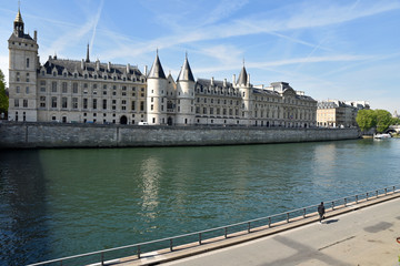 Fototapeta na wymiar Balade sur les quais de Seine rive droite face à l'île de la Cité à Paris, France