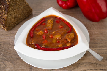 Frische Gulaschsuppe mit Paprika und Brot