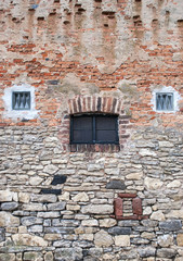 Sehr alte Steinmauer aus Backsteinen und Natursteinen mit "Gesicht", Textur, Hintergrund, Textfreiraum