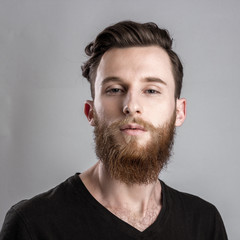 Obraz premium Proud and overconfident young man isolated on gray backround