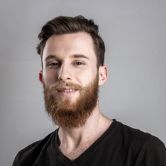 Obraz premium Confident and convincing young man isolated on gray background