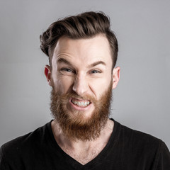 Obraz premium Very angry young man isolated on gray background