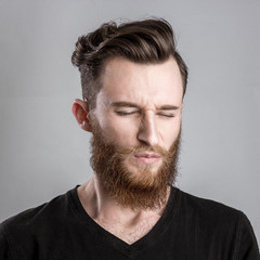 Obraz premium Shocked and worried young man isolated on gray backround