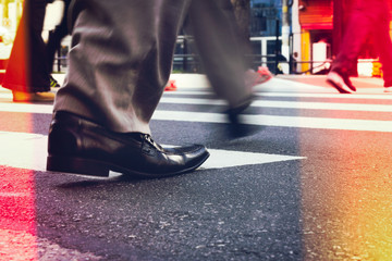 Obraz premium Business man crossing the street