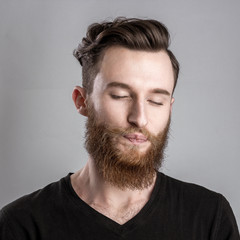 Obraz premium Tired sleepy young man isolated on gray background