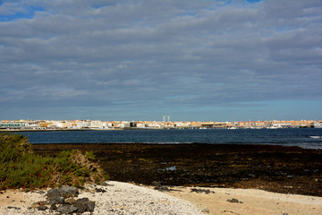 Küstenlinie bei Corralejo auf Fuerteventura an einem bewölkt sonnigen Tag