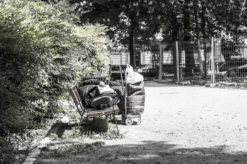 Indigente durmiendo en un banco del Parque del Retiro en Madrid