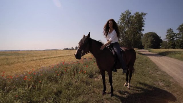 Frau reitet auf Pferd und steigt ab

Eine hübsche Frau trabt auf ihrem Pferd, kommt zum stehen und steigt von der Stute ab. Die Kamera fährt dabei um sie herum (dolly, gimbal)
