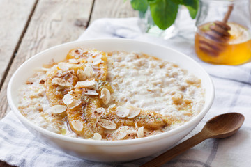 Oatmeal with caramelized bananas