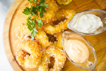 Squid rings in breading with sauce