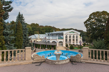 Здание Театр-парк. Банкетный и концертный зал. Фонтан в Курортном парке. Ессентуки. Россия.