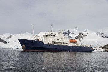 Fototapeta na wymiar Vessel in Antarctic sea