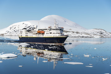 Vessel in Antarctic sea - obrazy, fototapety, plakaty