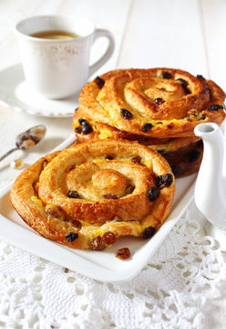 French raisin buns and tea