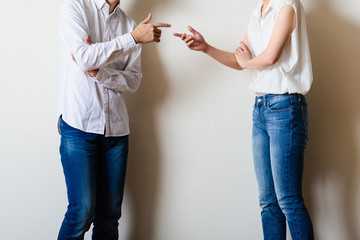 喧嘩をしている男女カップル