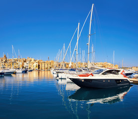 Obraz premium Sailing boats on Senglea marina in Grand Bay, Valetta, Malta