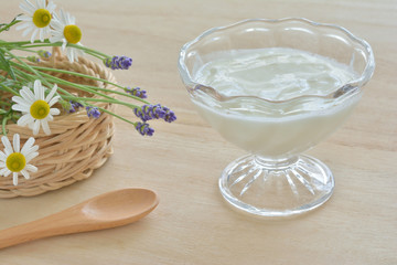 ヨーグルト　花籠　木目背景
