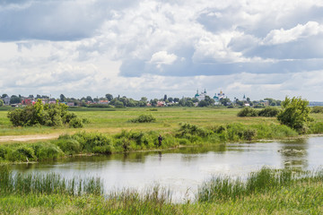 Рыбак на реке Ишня и Спасо-Яковлевский Димитриев монастырь в Ростове Великом, Ярославская область © Тищенко Дмитрий