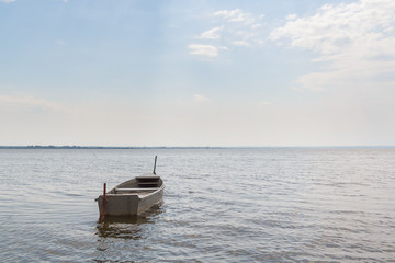 Лодка на водном просторе озера Неро