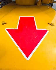 Roter Pfeil auf einer Maschine nach unten zeigend 