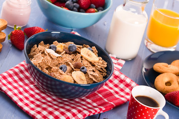 Breakfast with wholegrain cereals. 