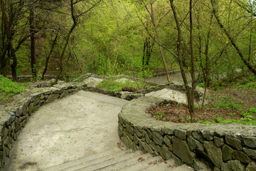 Ландшафтные ступеньки. Красивые, ландшафтные ступеньки находятся в парке культуры и отдыха, что на Украине. Парк стоит над рекой Днепр.