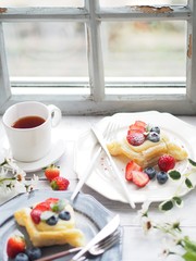 ナチュラルアンティークな窓際でイチゴケーキお茶タイム