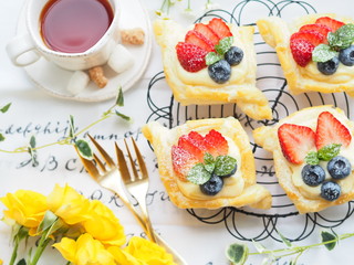 かわいいイチゴデニッシュでティータイム