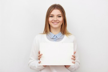 Naklejka premium Young smiling woman show blank card or paper