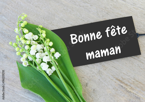 Bonne Fête Maman Et Bouquet De Fleurs Sur Fond Bois Stock