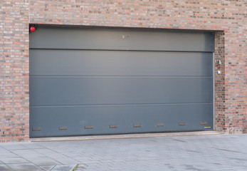 Großes graues Tor einer Tiefgarage