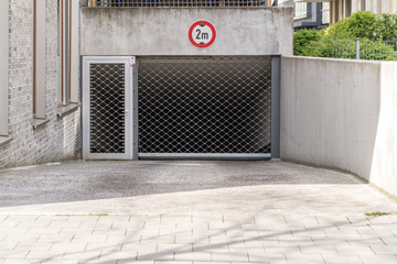 2m Hohe Einfahrt in eine Tiefgarage
