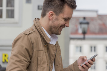 Mann schreibt SMS © Gina Sanders