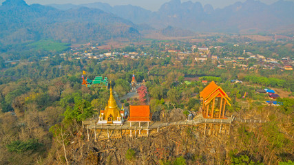 Fototapeta premium pagodas on a narrow and steep ridge