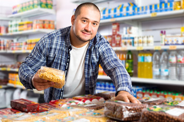 Male purchaser buying kidney beans