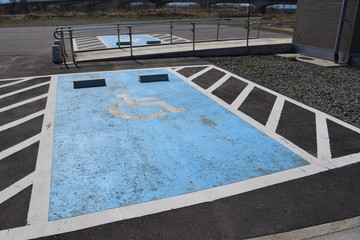 障害者用駐車場 車椅子マーク