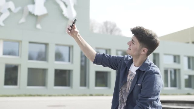 junger Mann macht Selfie Fotos mit Smartphone