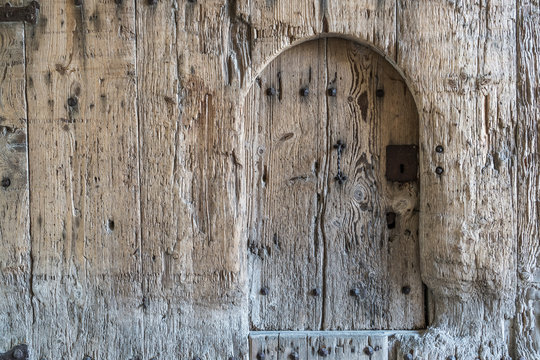 Mannloch in einem mittelalterlichen Stadttor als teurer Einlass nach Torschluss