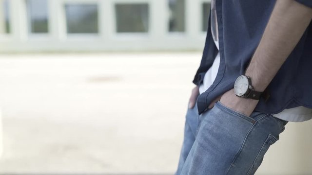 Hand in die Hosentasche einstecken