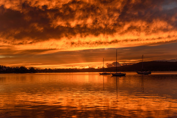 Fototapeta na wymiar Vibrant Dawn Waterscape over the Bay