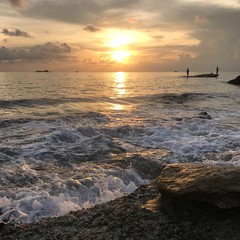 рыбаки на фоне заката 