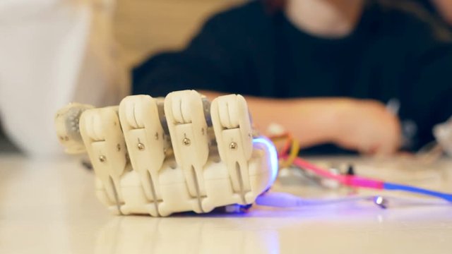 Close up of the prosess how the robot hand is closing and opening.