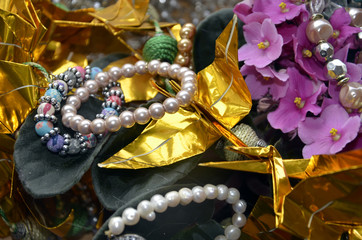 Bouquet de gloxinias roses orné de bijoux en perles et de grues dorées origami