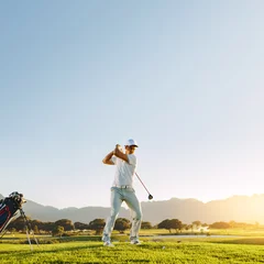 Foto auf Acrylglas Männlicher Golfspieler, der mit Fahrer abschlägt © Jacob Lund